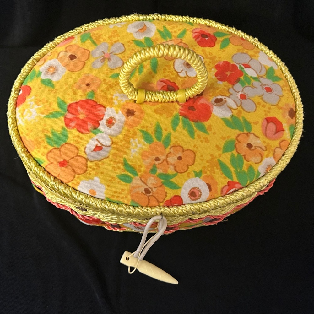 1960"s vintage sewing basket. - Picture 2 of 9